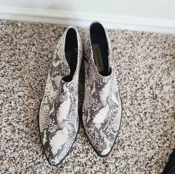 Steve Madden Faux Python Snake Animal Black White Ankle Booties - Picture 5 of 7